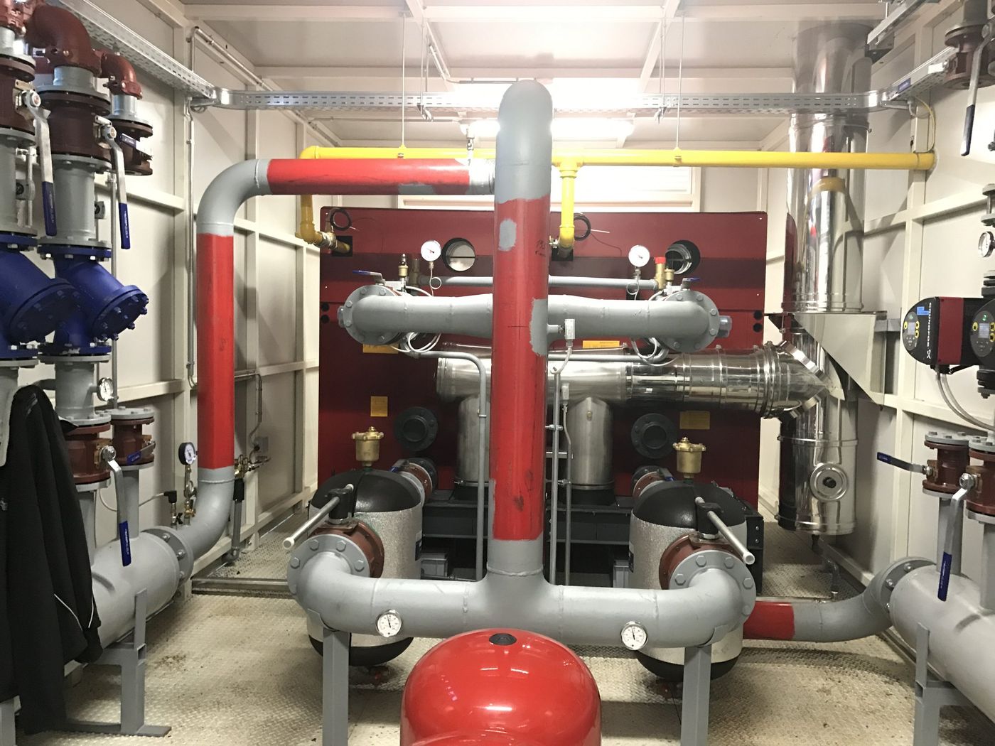 Centrale termica con collettori e circolatori